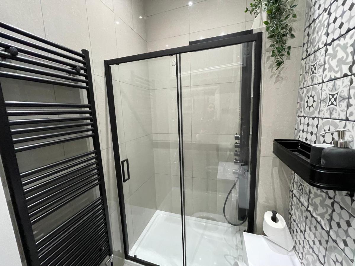 Adeamstays Provides Beautiful Centrally Located 1 And 2 Bed Apartments On Liverpools Boulevard Exterior foto
